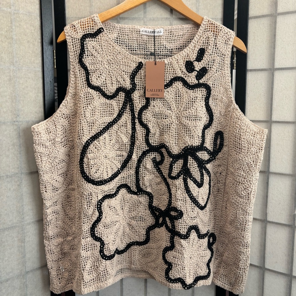 GALLERY NWT “Alba Mono” Crochet Floral Vest